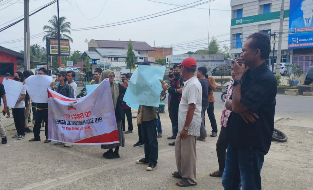 Aliansi Garang dan Mahasiswa Demo, Tuntut Tutup dan Cabut Ijin FIF Aceh Tamiang | NEWS TV Indonesia