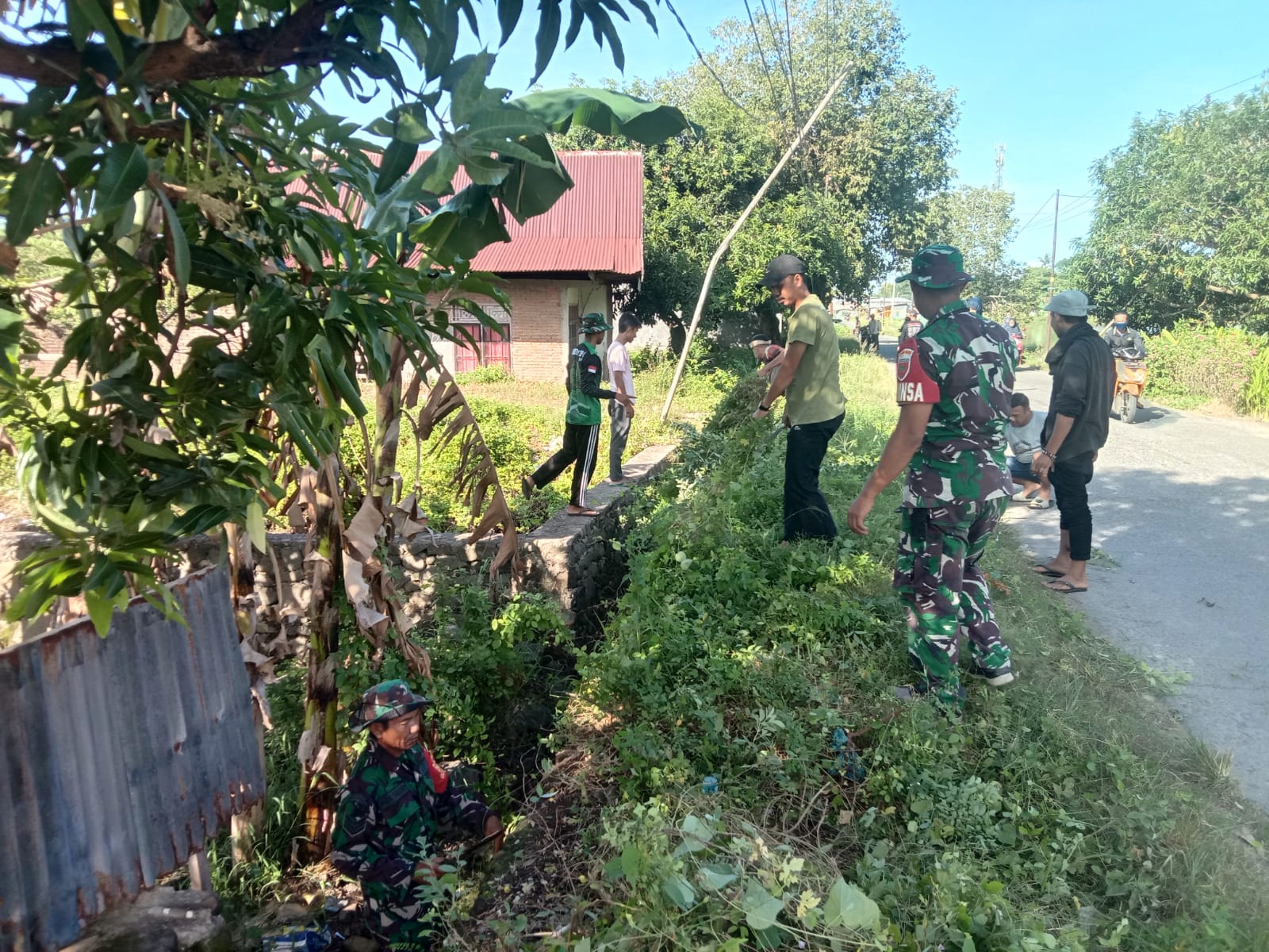 Babinsa Kodim Takalar Bersama Masyarakat Kerja Bakti Bersihkan Saluran Air Dan Pinggir Jalan | NEWS TV Indonesia