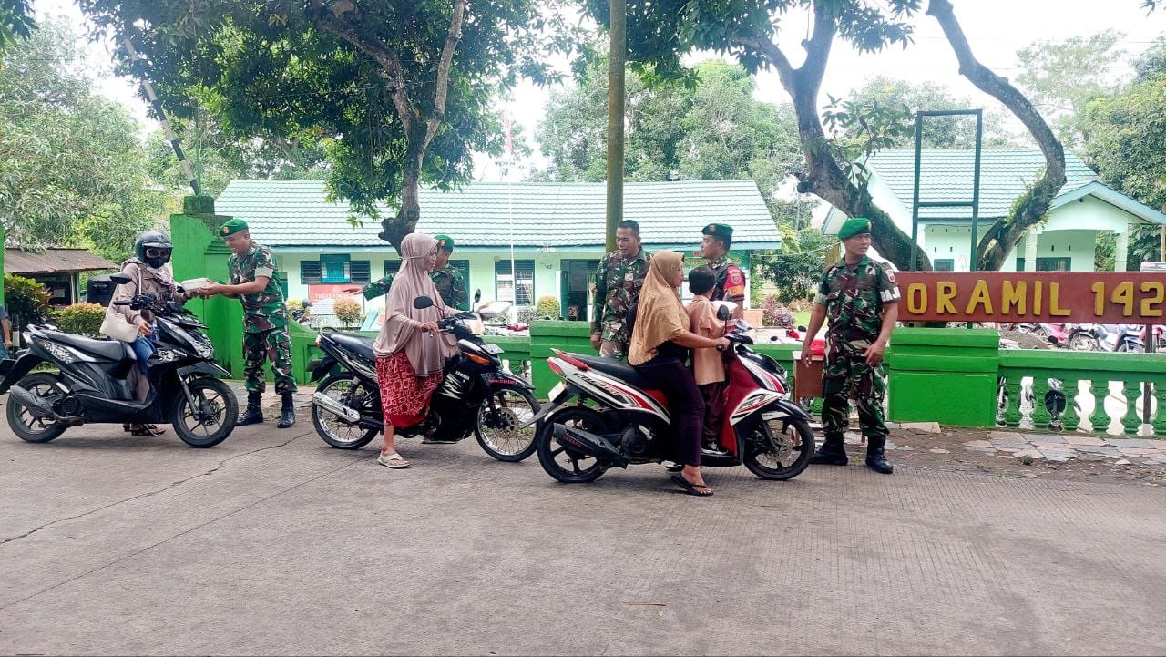 Berbagi Dengan Sesama, Anggota Koramil 1426-01/Polut Gelar Jum'at Berkah | NEWS TV Indonesia