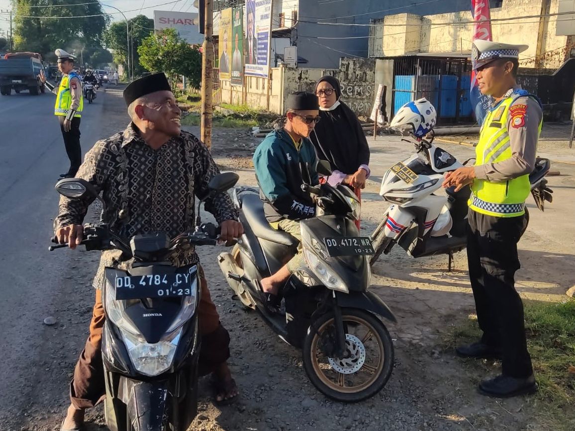 Saat Pengaturan Pagi, Satlantas Polres Takalar Tegur Secara Humanis Pelanggar Lalu Lintas. | NEWS TV Indonesia