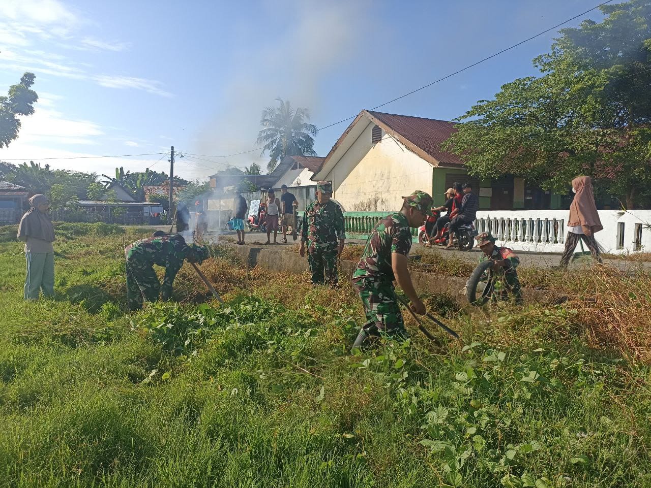 Koramil 1426-03/Galut Bersama Masyarakat Kerja Bakti Bersihkan Selokan Dan Sekitar Lapangan | NEWS TV Indonesia