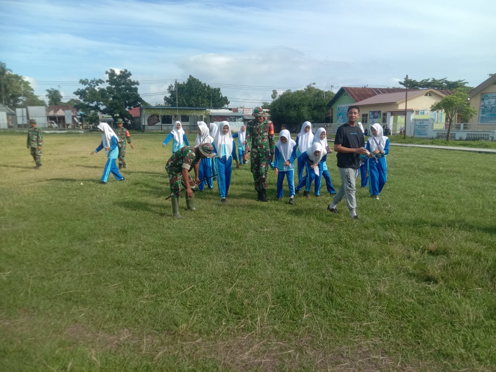Personel Koramil 1426-04/Galesong Ajak Siswa Siswi SMA 1 Galesong Kerja Bakti Bersihkan Selokan Dan Sekitar Lapangan | NEWS TV Indonesia