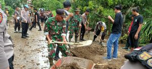 Gerak Cepat Kodim 1404/Pinrang Dan Polres Pinrang Bantu Masyarakat Bersihkan Material Banjir | NEWS TV Indonesia