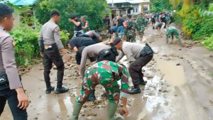 Gerak Cepat Kodim 1404/Pinrang Dan Polres Pinrang Bantu Masyarakat Bersihkan Material Banjir | NEWS TV Indonesia
