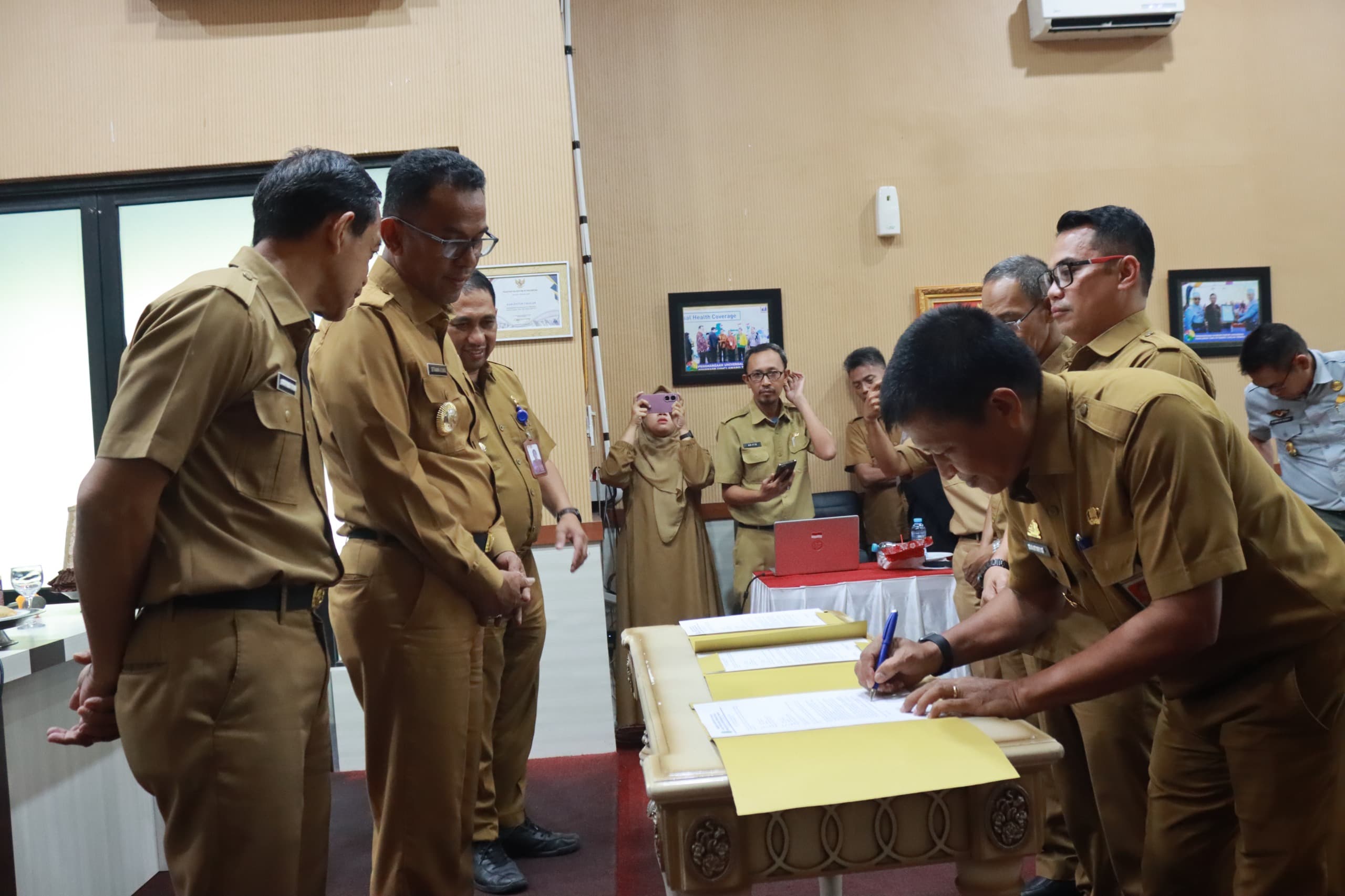 Serius Dalam Percepatan Penghapusan Kemiskinan Ekstrem di Takalar, Pj. Bupati Kumpulkan Kepala OPD dan Camat se-Kab. Takalar | NEWS TV Indonesia
