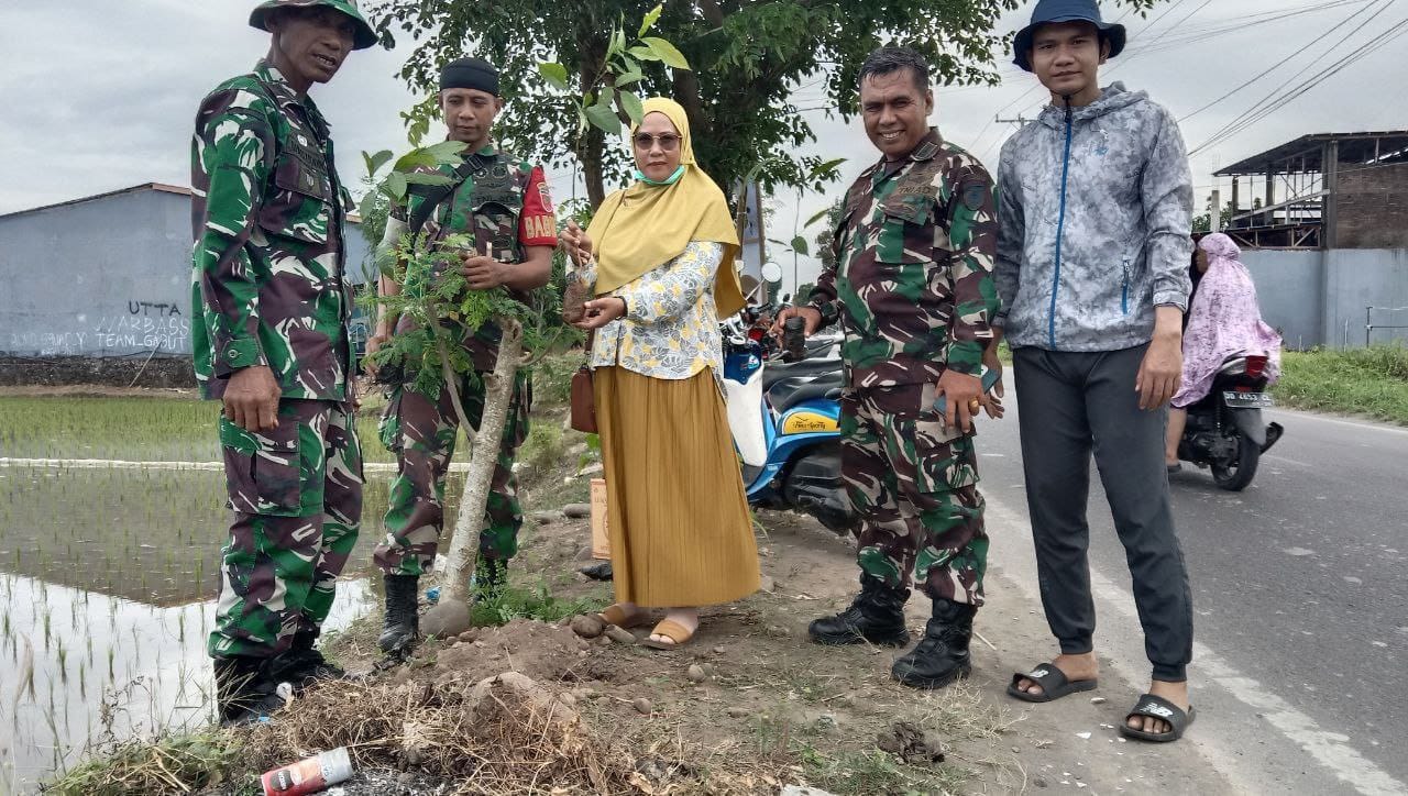 Hijaukan Lingkungan Personel Koramil 1426-03/Galut Bersama Pemerintah Desa Kerja Bakti Penanaman Pohon | NEWS TV Indonesia