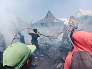 * 2 (dua) Rumah Terbakar di Dusun Kassi – Kassi Utara, Desa Jenetallasa Kecamatan Bangkala Kabupaten Jeneponto, Kerugian Ditaksir Rp. 400 juta*