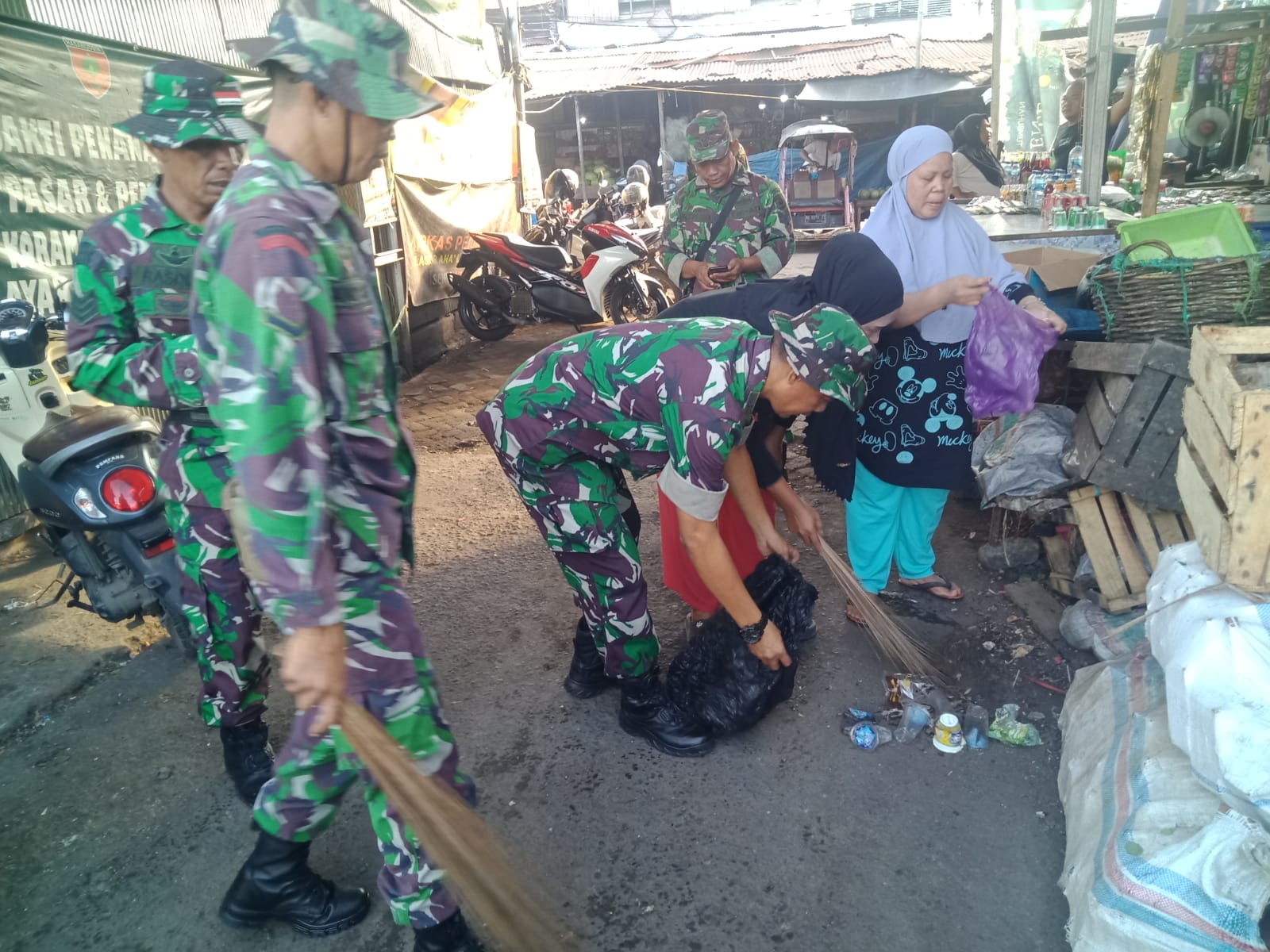 Guna Mencegah Timbulnya Penyakit Akibat Sampah"Koramil 1408-02/Tallo Laksanakan Giat Bersih-Bersih Pasar | NEWS TV Indonesia