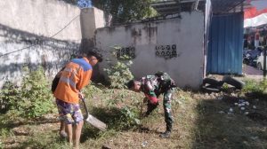 Koramil 1408-04/Btl Gelar Karya Bhakti Kebersihan Selokan Di Wilayah Bontoala