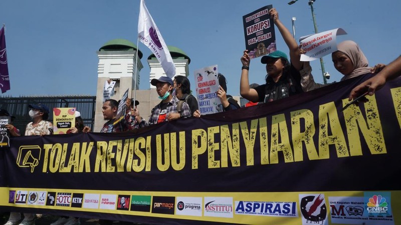 Ratusan Jurnalis di Samarinda Gelar Aksi Penolakan Revisi UU Penyiaran | NEWS TV Indonesia