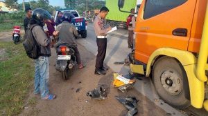 Truck Tabrak Bengkel Motor, Bhabikamtibmas Kelurahan Nunu gerak cepat atasi kecelakaan