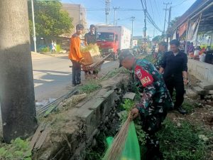 Jajaran Kodim 1408/Mks Bersama Warga Laksanakan Kegiatan Bersihkan Selokan di Biringkanaya