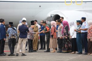 Transit di Kab. Maros, Pangdam XIV/Hsn Bersama Forkopimda Prov. Sulsel Sambut Kedatangan Wapres RI di Lanud Sultan Hasanuddin Transit di Kab. Maros, Pangdam XIV/Hsn Bersama Forkopimda Prov. Sulsel Sambut Kedatangan Wapres RI di Lanud Sultan Hasanuddin