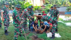 *Koramil 1408-05 bersama Masyarakat Bergotong-royong Tanam Pohon*