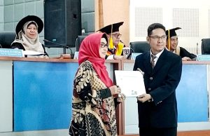 Sukses Pertahankan Disertasi, Zainal Altim Ali Raih Gelar Doktor “Cumlaude” Di Universitas Negeri Makassar