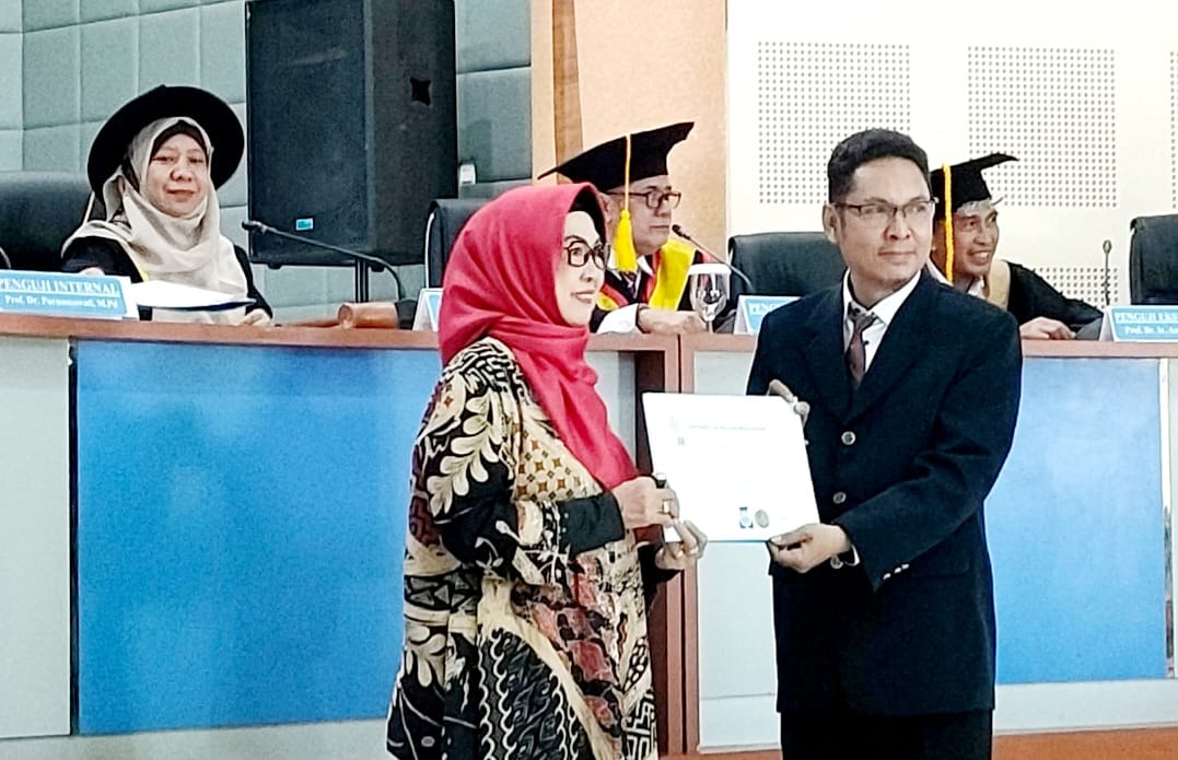 Sukses Pertahankan Disertasi, Zainal Altim Ali Raih Gelar Doktor "Cumlaude" Di Universitas Negeri Makassar | NEWS TV Indonesia