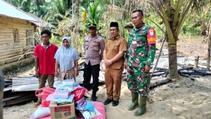 Muspika Kecamatan Darul Aman Serahkan Bantuan Masa Panik Kepada Warga Korban Kebakaran