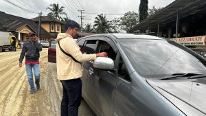 POLRES ENREKANG DAN POLSEK ANGGERAJA MENGATUR ARUS LALIN PENGENDARA YANG TERJEBAK MACET