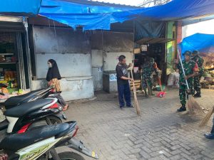 Personil Koramil 09/Tamalate Kodim 1408/Mks Melaksanakan Karya Bakti Bersihkan Fasum, Pasar Pa&rsquo;baeng-baeng | NEWS TV Indonesia