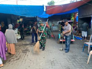Personil Koramil 09/Tamalate Kodim 1408/Mks Melaksanakan Karya Bakti Bersihkan Fasum, Pasar Pa’baeng-baeng