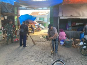 Personil Koramil 09/Tamalate Kodim 1408/Mks Melaksanakan Karya Bakti Bersihkan Fasum, Pasar Pa&rsquo;baeng-baeng | NEWS TV Indonesia