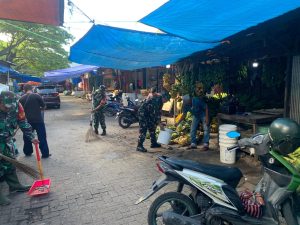 Personil Koramil 09/Tamalate Kodim 1408/Mks Melaksanakan Karya Bakti Bersihkan Fasum, Pasar Pa&rsquo;baeng-baeng | NEWS TV Indonesia