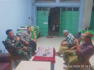 Bhabinkamtibmas Polsek Pangkajene bersama Babinsa Melaksanakan Koordinasi Dengan Ketua Panitia Qurban Masjid Nurul Huda