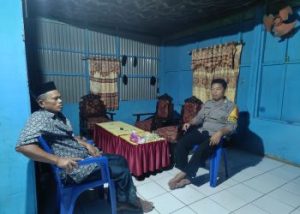 Jaga Situasi Tetap Aman Dan Kondusif, Bhabinkamtibmas Tingkatkan Giat Door To Door System (DDS) Sambil Berikan  Himbauan Kamtibmas diwilayah