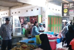 Personil Piket Polsek Segeri melaksanakan Patroli dialogis dan Pengamanan pasar Tradisional
