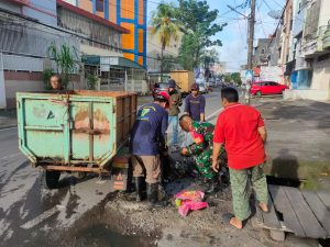 Bersama Warga ,Koramil 07/Ujung Pandang Kodim 1408/Mks laksanakan Pembersihan Pasar