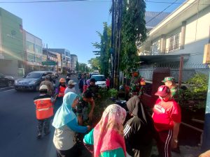 Bersama Warga ,Koramil 07/Ujung Pandang Kodim 1408/Mks laksanakan Pembersihan Pasar | NEWS TV Indonesia
