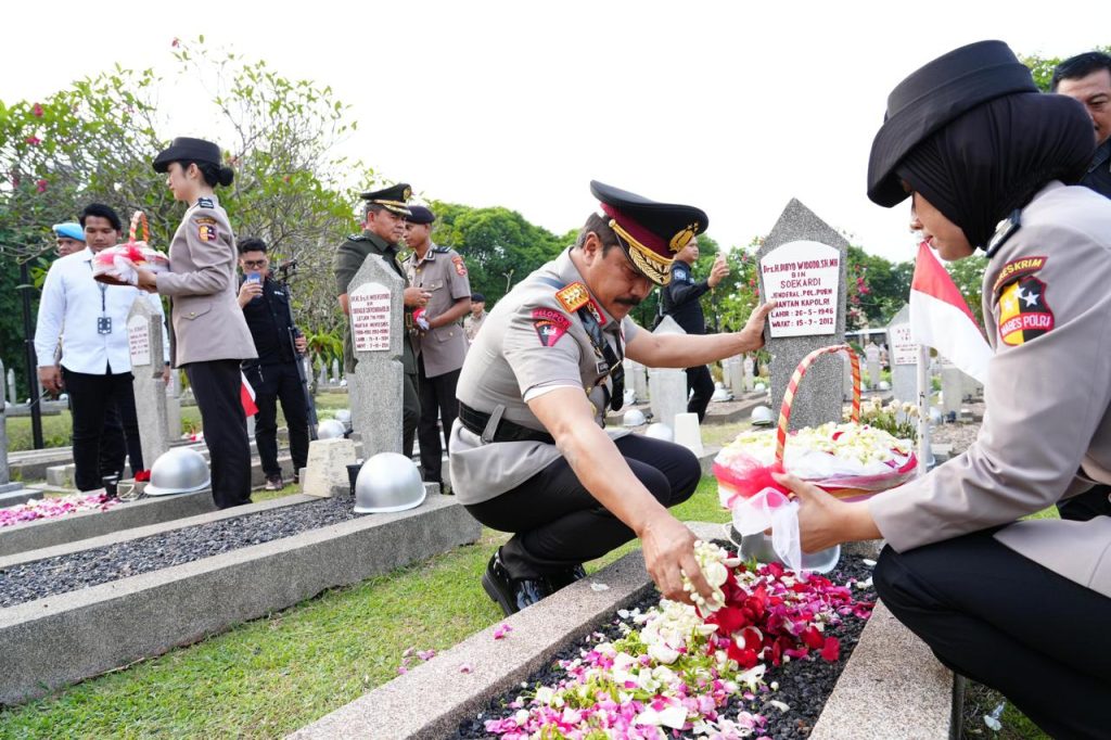 Jelang HUT Ke-78 Bhayangkara, Jajaran Mabes Polri Ziarah ke TMP Kalibata