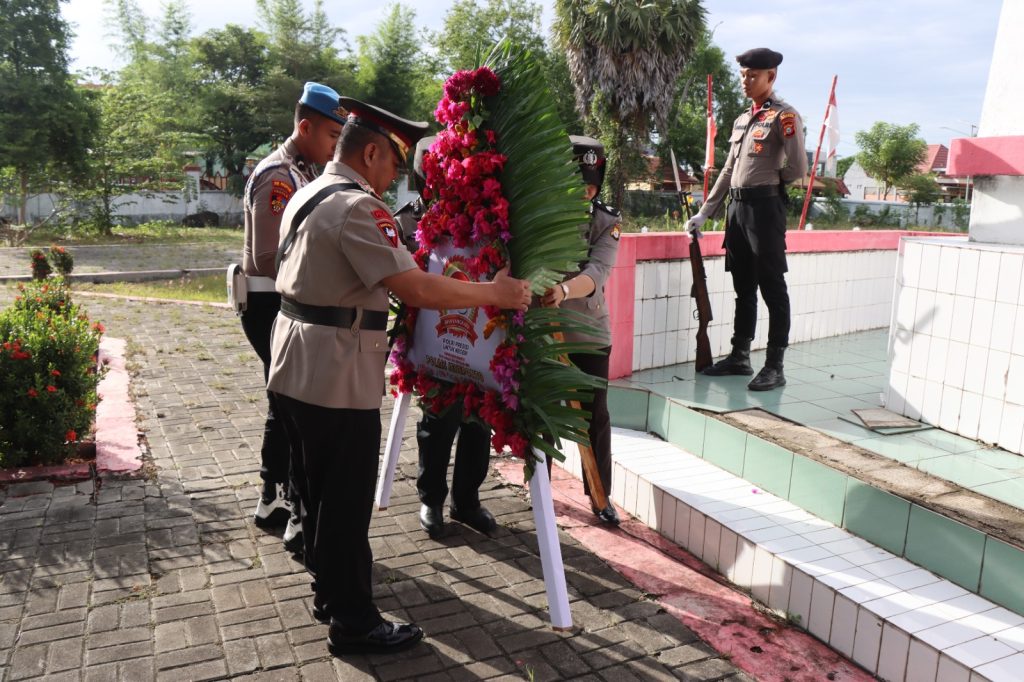 HUT Bhayangkara Ke-78, Kapolres Jeneponto Pimpin Upacara Ziarah di Taman Makam Pahlawan