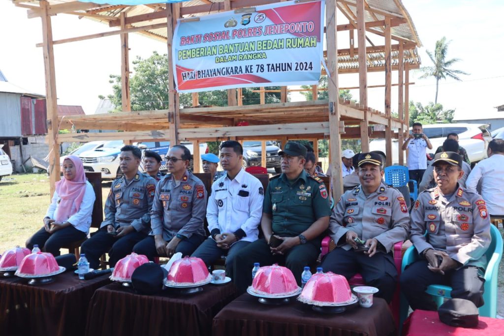 Polres Jeneponto Gelar Baksos Berupa Bantuan Sumur Bor dan Bedah Rumah