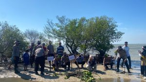 Polres Jeneponto Bersama Masyarakat Desa Bungeng Gelar Bakti Sosial Penanaman Pohon Mangrove di Pesisir Desa Bungeng Kecamatan Batang