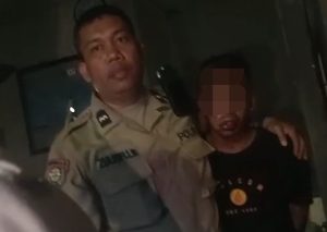 Polisi Evakuasi Terduga Pelaku Pencurian Kotak Amal Masjid Dari Amuk Massa
