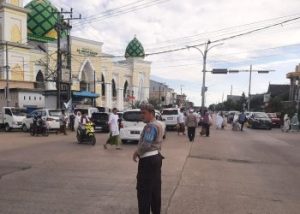 Personil Polsek Segeri Laksanakan Pengamanan Shalat Idul Adha 1445 H  2024