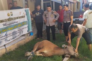 Kapolsek Tamalate Laksanakan Qurban Untuk di Bagikan Ke  Beberapa Warga Sekitar Polsek dan Personil Polsek Tamalate