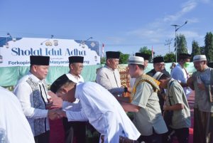 Bersama Ribuan Masyarakat, Kapolda Sulteng dan Forkopimda Sholat Idul Adha 1445 H di Mapolda Sulteng