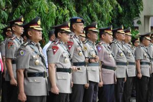 Dalam rangka perayaan Hari Bhayangkara ke-78, Kapolresta Palu tabur bunga di Taman Makam Pahlawan.