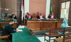 Ketua Majelis Hakim : Vonis Percobaan Sepuluh Bulan Untuk Bu Hamsina Di PN Makassar