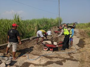 Sambang Pekerja Bangunan, SPKT Bersama Unit Lantas Sampaikan Himbauan Kamtibmas