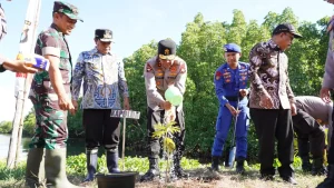 Gerakan Tanam Pohon, Kapolda Sulbar : Kita Hijaukan Bumi dan Perkuat Ketahanan Pangan