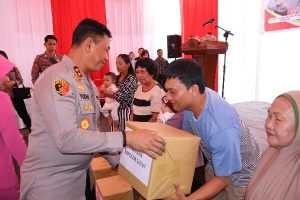 Semarak Hari Bhayangkara, Biddokkes Polda Sulbar dan RSUD Provinsi Sulbar Gelar Pemberian Sembako untuk Pasien Operasi Celah Bibir dan Katarak