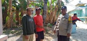 Bhabinkamtibmas Polsek Ma’rang Aiptu Mufti Mobilisasi Warga Terima Bantuan Bansos Polres Pangkep