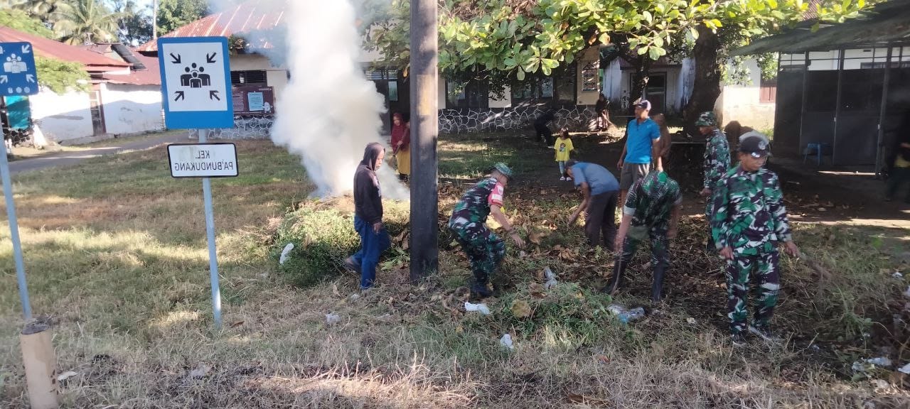 Wujud Kemanunggalan TNI Rakyat, Koramil 1426-02/Polsel Bersama Warga Kerja Bakti Bersihkan Lingkungan | NEWS TV Indonesia