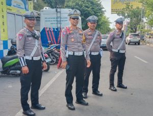 KASATLANTAS Polres Pelabuhan Terjun Langsung Tertibkan Kendaraan Yang Parkir Di Badan jalan