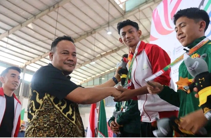 Pj. Sekda Aceh Timur Mengalungkan Medali Emas Cabor Pencak Silat | NEWS TV Indonesia