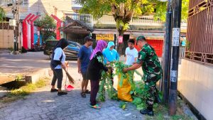 Danramil 07- Up Bersama Warga Dukung Program Lingkungan Bersih Laksanakan Karya Bakti Bersihkan Selokan | NEWS TV Indonesia
