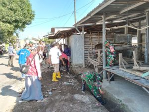 Wujudkan Pasar Yang Bersih Dan Sehat, Personel Koramil 1426-03/Galut Bersihkan Pasar Rakyat Soreang